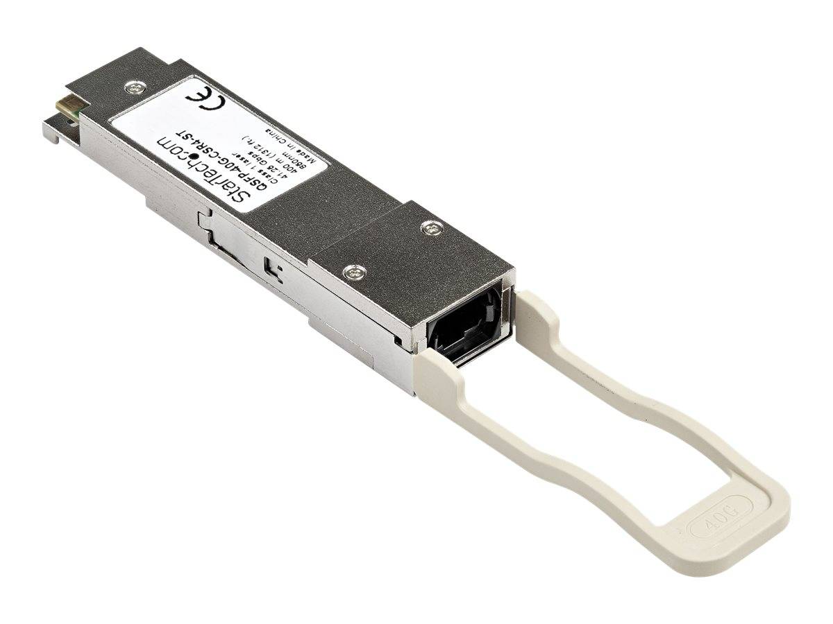 Nahaufnahme eines metallischen optischen Transceiver-Moduls mit Lasche und Anschlussport, dargestellt auf weißem Hintergrund.