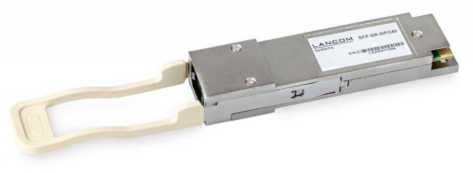 Ein metallisches optisches Transceiver-Modul mit einem beigen Zuglasche, isoliert auf weißem Hintergrund dargestellt.
