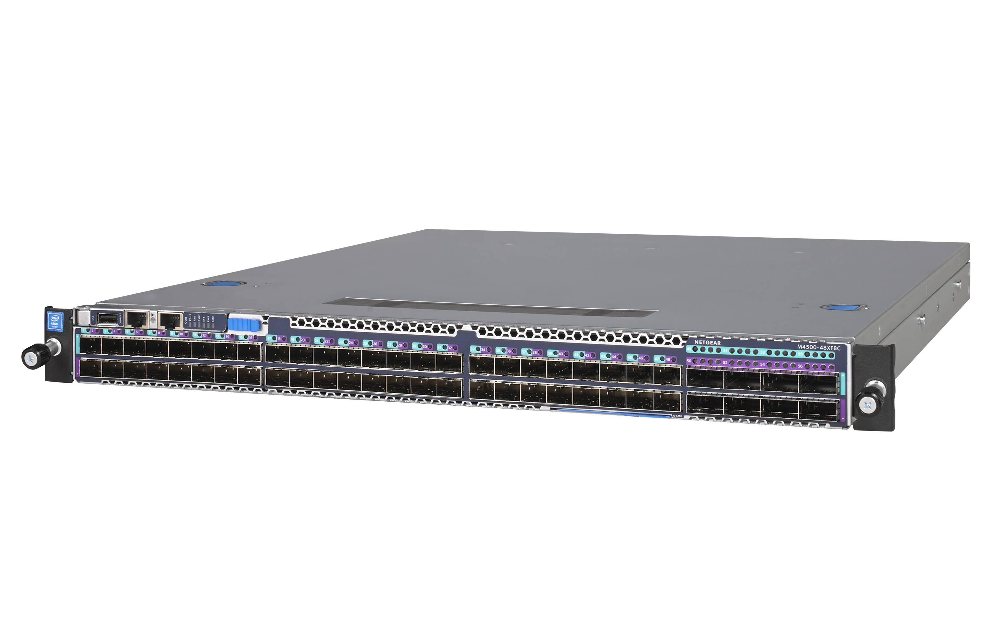 Vorderansicht eines in einem Schrank montierten Netzwerk-Switches mit vielen Ethernet- und Faseroptik-Anschlüssen auf der Frontplatte.