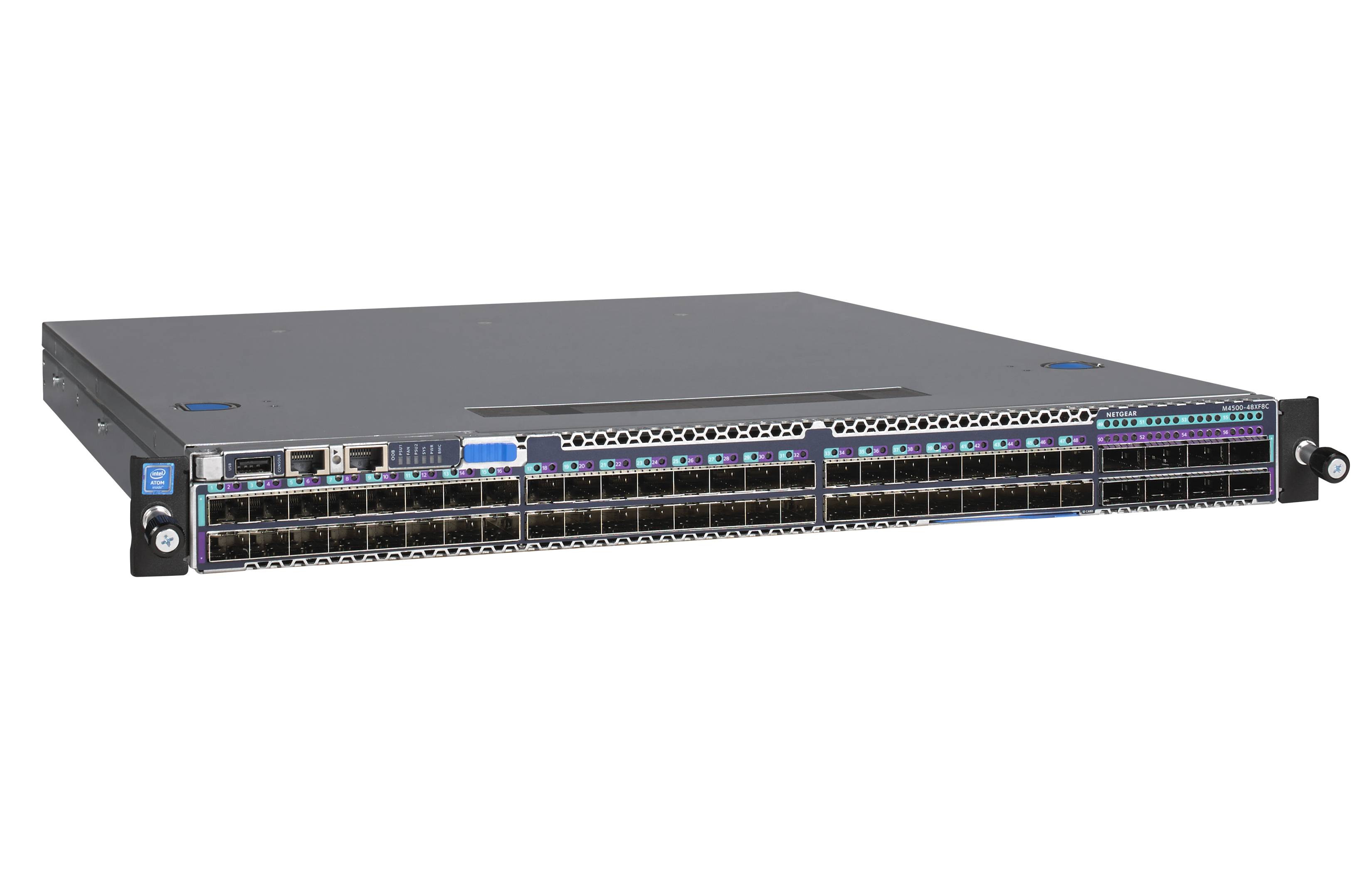 Frontansicht eines in ein Rack eingebauten Netzwerk-Switches mit mehreren Ethernet-Anschlüssen und Statusanzeigen auf weißem Hintergrund.
