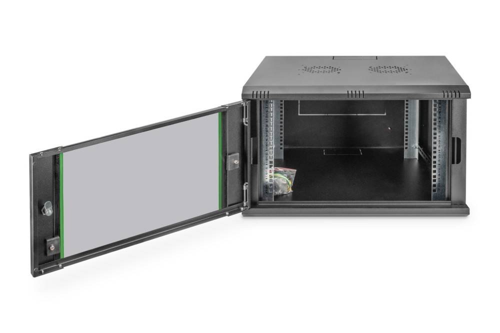 Ein offenes, leeres schwarzes Serverrack-Gehäuse mit einer linken Glastür, die angelehnt ist und den Innenraum mit Regalflächen und Kabelführungsports freigibt.
