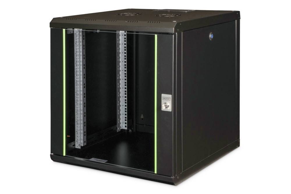 Ein schwarzes, leeres Servergehäuse mit einer Fronttür, von einem Winkel aus betrachtet. Das Gehäuse verfügt über quadratische, perforierte Panels zur Belüftung.