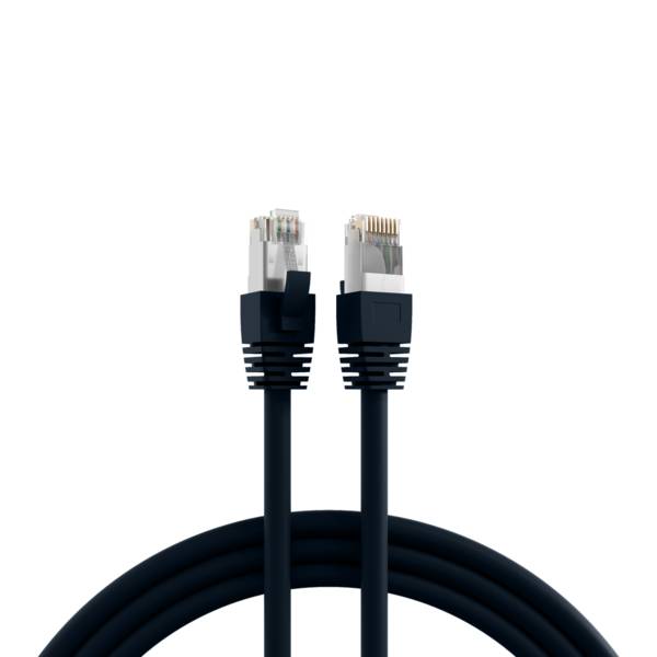 Zwei schwarze Ethernet-Kabel mit RJ45-Steckern, aufrecht vor weißem Hintergrund dargestellt.