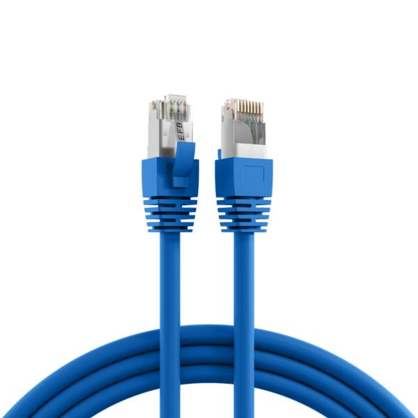 Zwei blaue Ethernet-Kabel mit RJ45-Steckern auf weißem Hintergrund.