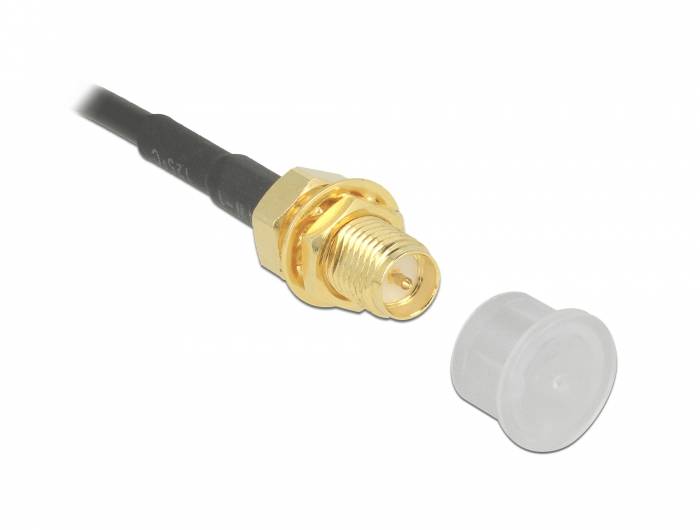 Nahaufnahme eines goldenen SMA-Koaxialsteckers auf einem schwarzen Kabel mit einer grauen Schutzkappe daneben.