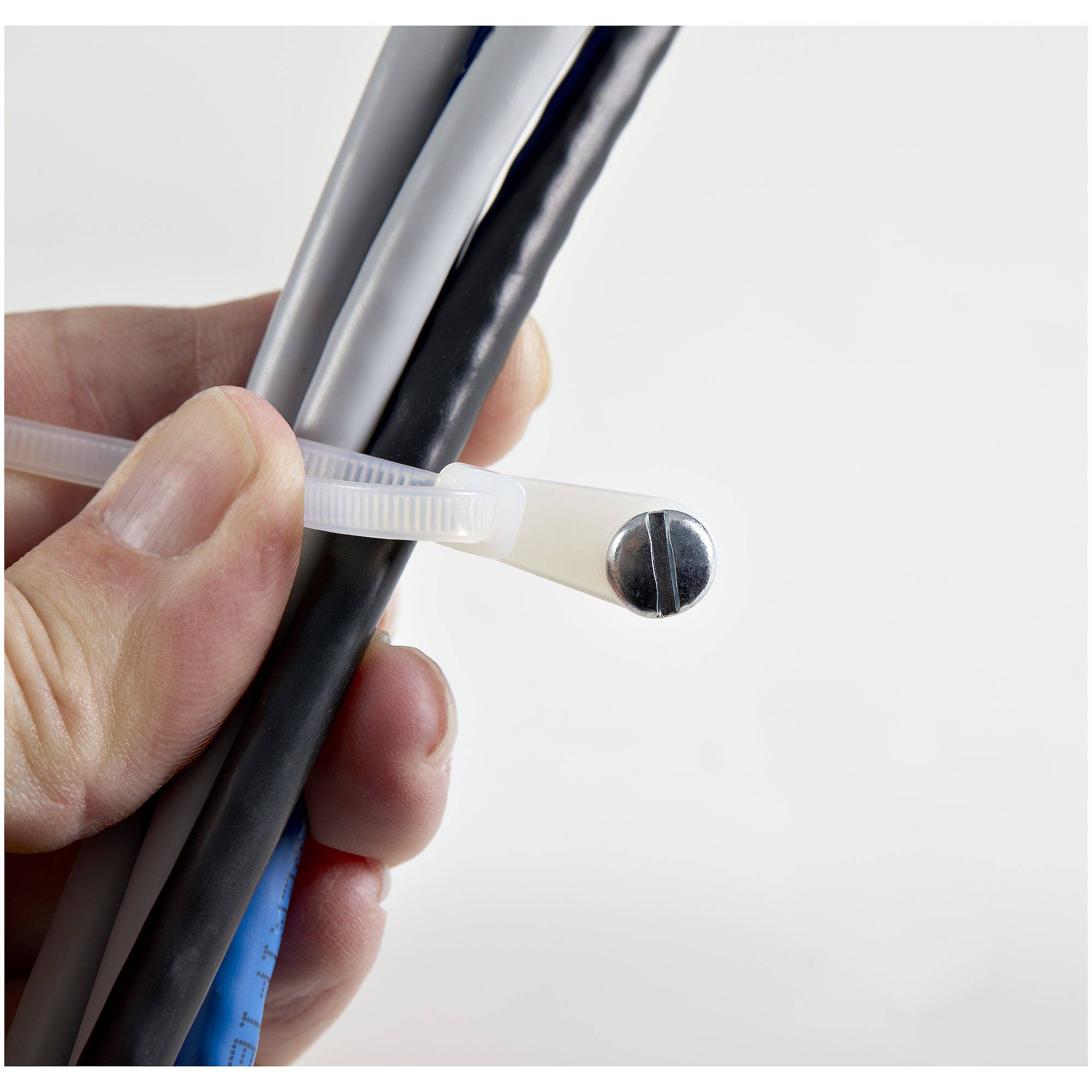 StarTech.com 10cm(4"") Cable Ties with Mounting Hole, 2mm(1/16"") wide, 24mm(7/8"") Bundle Dia. 8kg(18lb) Tensile Strength,