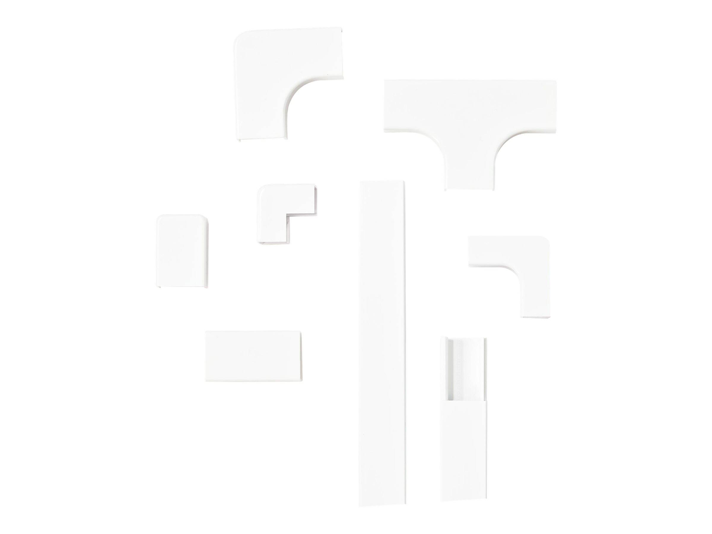 Abstrakte weiße geometrische Blöcke und ausgeschnittene Formen, die auf hellem Hintergrund angeordnet sind und einer minimalistischen 3D-Puzzle oder Designkomposition ähneln.