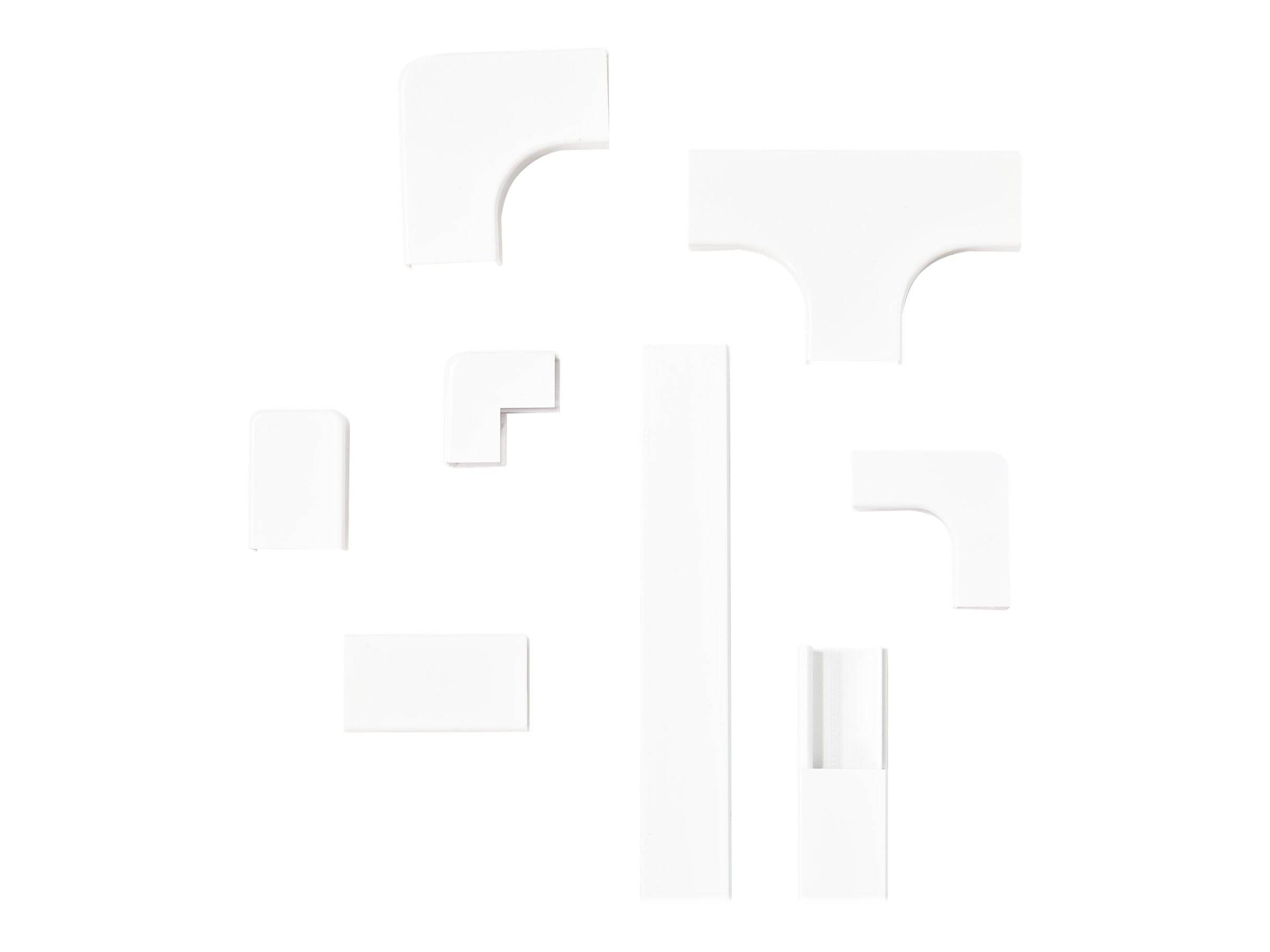 Abstrakte weiße geometrische Formen und Linien auf weißem Hintergrund, die eine minimalistische, puzzle-ähnliche Komposition bilden.