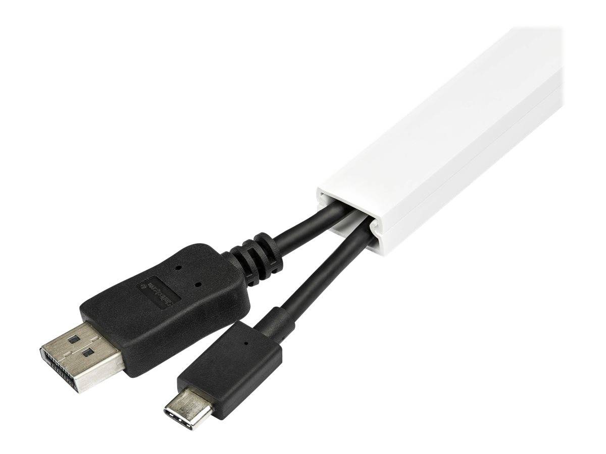 USB-A-auf-USB-C-Kabel mit einem weißen Stecker auf einfachem weißem Hintergrund.