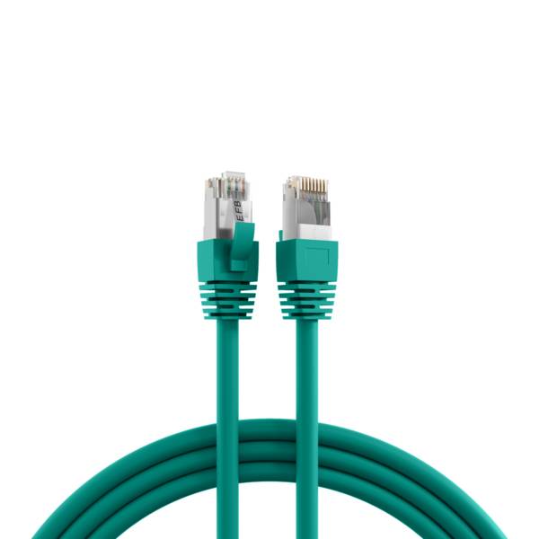 Zwei Ethernet-Kabel in Blaugrün mit RJ45-Steckern, aufrecht und aufgerollt auf weißem Hintergrund dargestellt.