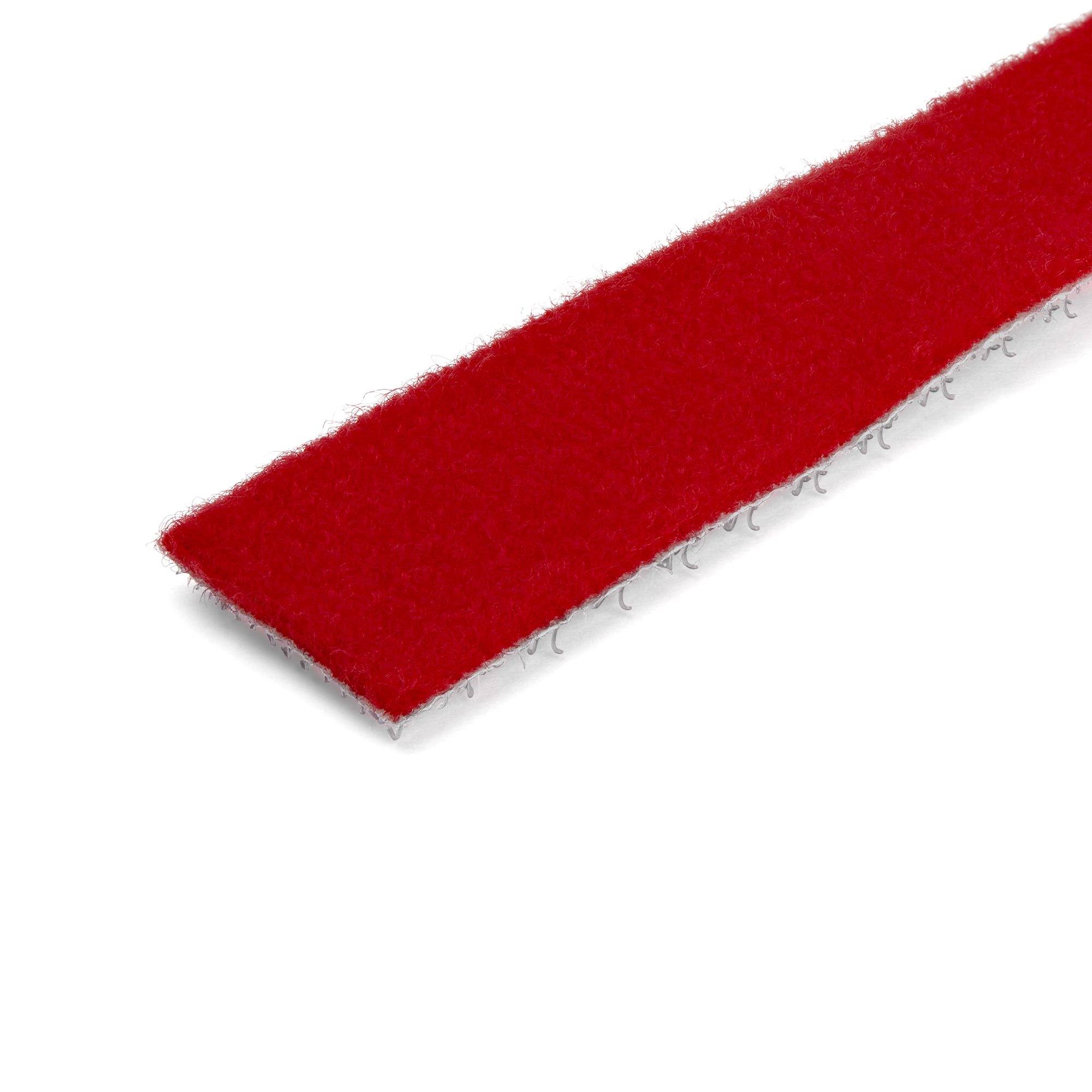 Rotes Klettverschluss-Band auf weißem Hintergrund, diagonal in Nahaufnahme gezeigt.