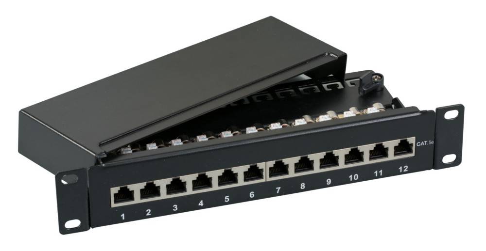 Ein schwarzes Netzwerk-Patchpanel mit zehn Ethernet-Ports, von 1 bis 10 beschriftet, wird gezeigt, teilweise von einem Klappdeckel verdeckt.
