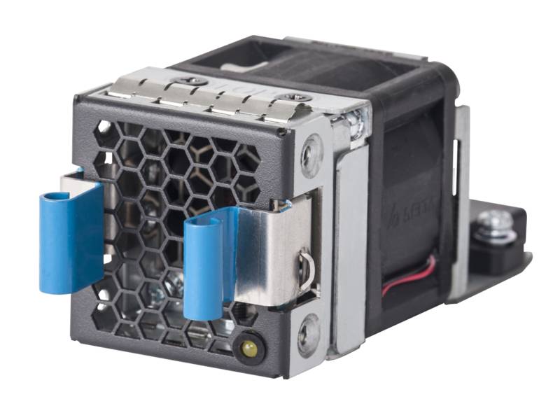 Nahaufnahme einer modularen elektronischen Gerätekomponente mit sechseckigem Frontgitter, blauen Griffen und Metallgehäuse auf weißem Hintergrund.