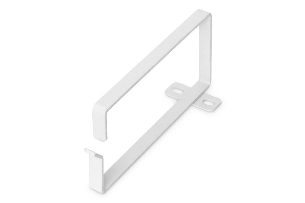 Weißes, L-förmiges Halterungselement mit zwei Befestigungslöchern, das zur Unterstützung oder Befestigung von Objekten verwendet wird und auf einer weißen Oberfläche ruht.