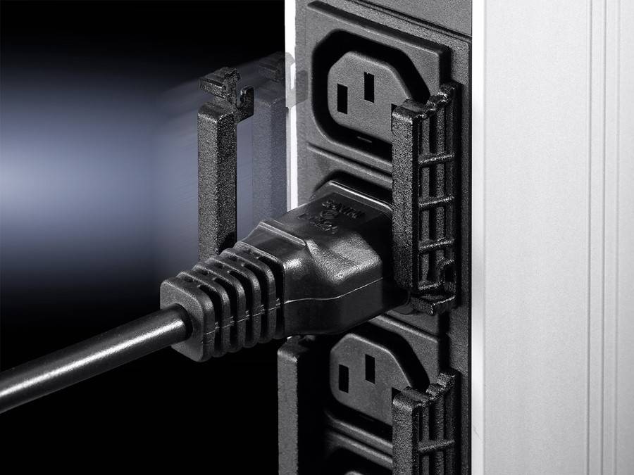 Ein schwarzer Netzstecker, der in eine vertikale Steckdosenleiste mit drei Anschlüssen eingesteckt ist und eine sichere Verbindung in einer elektrischen Anordnung hervorhebt.