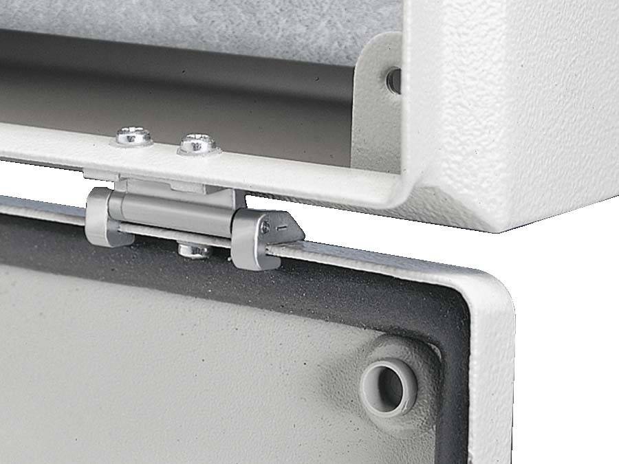 Detail einer Scharnierkonstruktion an einem weißen Metallgehäuse, die den Drehpunktmechanismus und die Befestigungspunkte zeigt, verwendet für sicheren Zugang und Schutz.