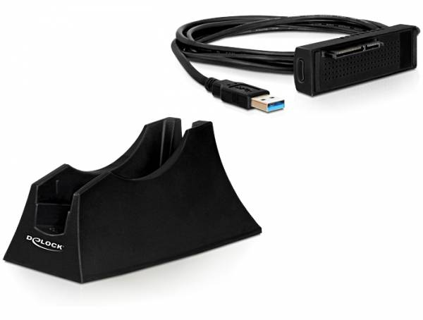 Schwarzer Delock-Dockingadapter mit angebrachtem USB-Kabel und Anschluss neben einer standfußähnlichen Basis auf weißem Hintergrund