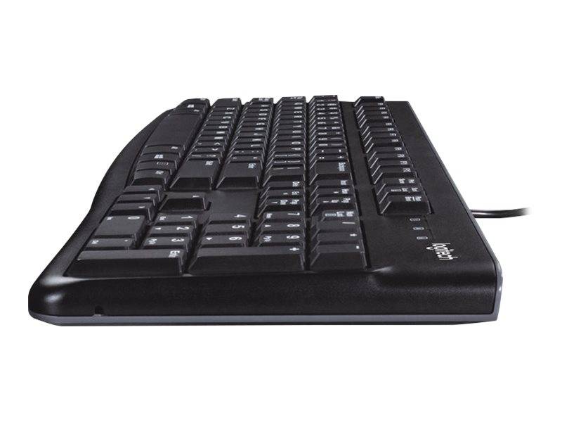 Schwarze kabelgebundene Computertastatur in Winkelposition auf weißem Hintergrund.