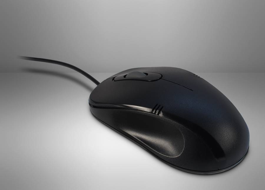 Schwarze kabelgebundene Computermaus auf einer grauen Oberfläche, in Seitenansicht gezeigt mit sichtbarem Scrollrad und Kabel.