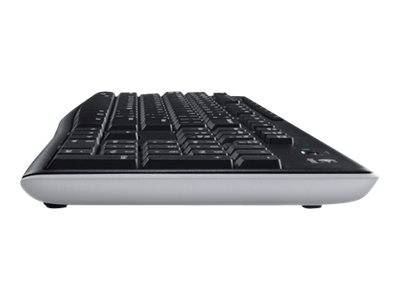 Schwarze kabellose Computertastatur in Seitenansicht auf weißem Hintergrund.