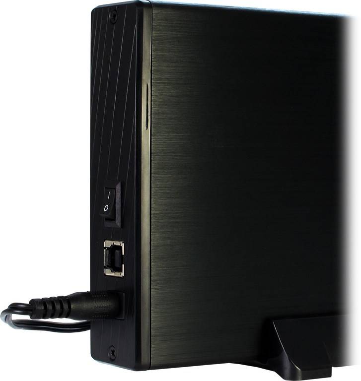 Nahaufnahme einer schwarzen externen Festplatte mit einem Stromschalter, USB-Anschluss und angeschlossenem Kabel.