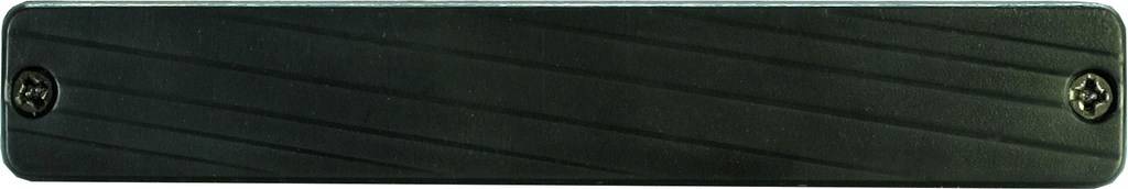 Eine schwarze rechteckige Metallplatte mit zwei Eckschrauben und diagonalen gerippten Rillen.