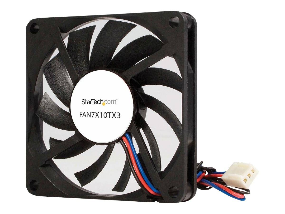 Black StarTech.com Computerlüfter mit angebrachtem Stromkabel und Stecker auf weißem Hintergrund.