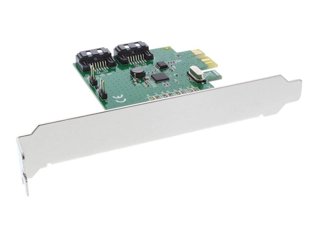 Eine PCIe-Erweiterungskarte mit grüner Leiterplatte und silbernem Metallrahmen, dargestellt auf weißem Hintergrund.