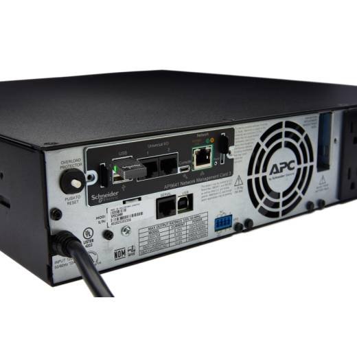 Rückansicht einer APC Schneider Electric Rack-montierten USV mit Stromkabel, USB- und Netzwerkanschlüssen, Zurücksetztaste und Kühlventilator.