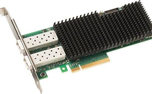 Eine PCIe-Netzwerkadapterkarte mit zwei Metallanschlüssen und einem großen schwarzen Kühlkörper auf einer grünen Leiterplatte.