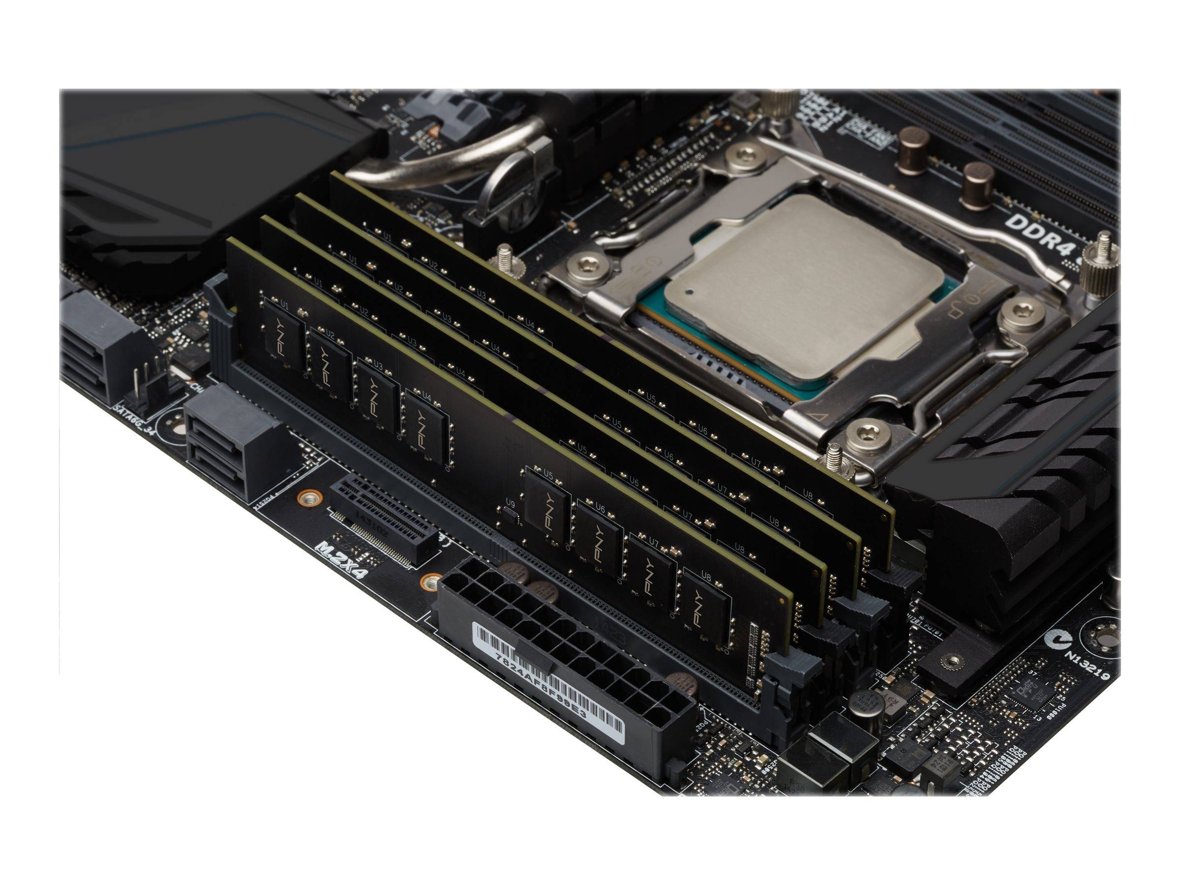 Nahaufnahme einer Computerplatine, die eine CPU, vier RAM-Module und in der Platine installierte Erweiterungssteckplätze zeigt.