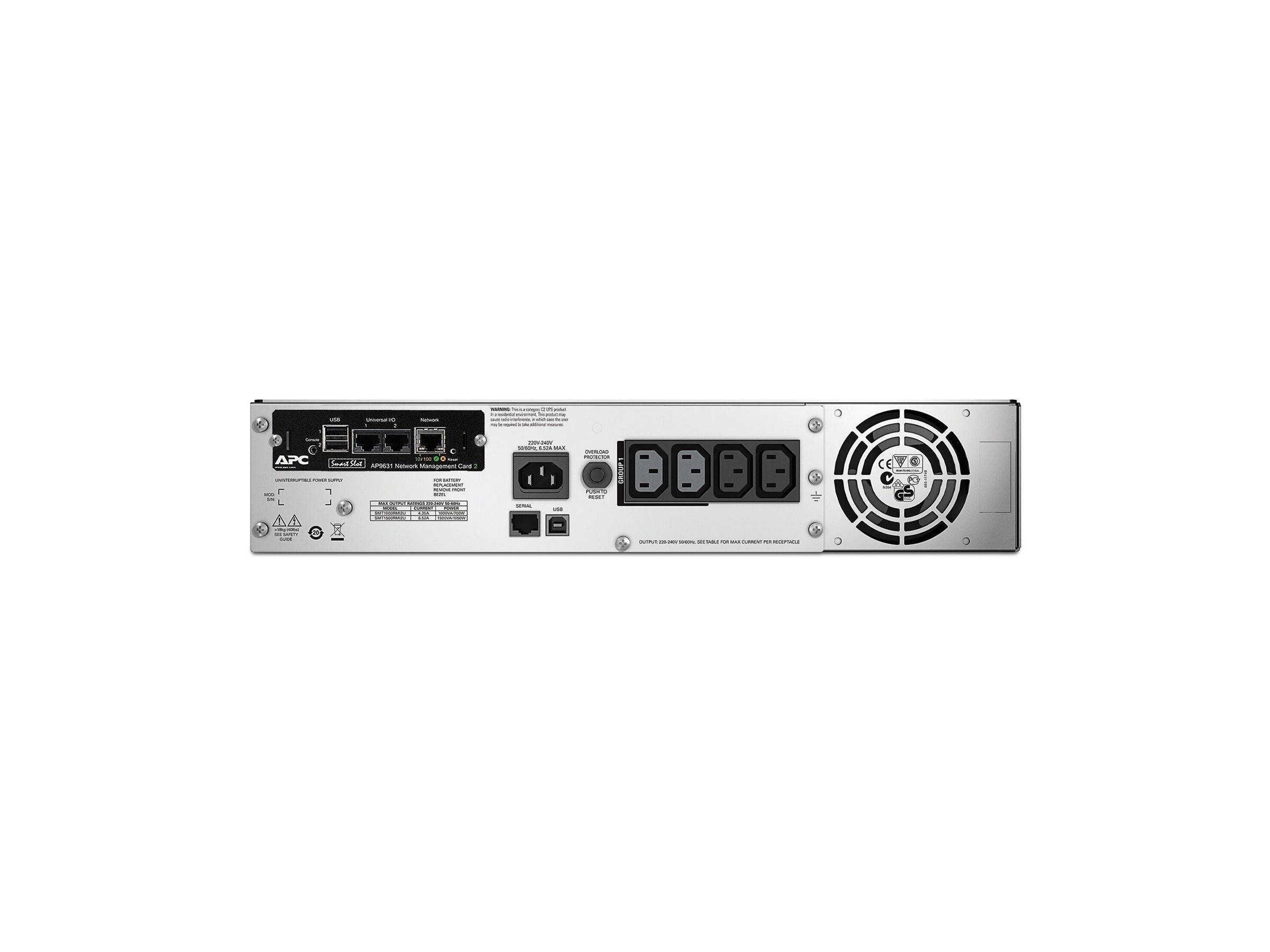 Rückseite eines APC Smart-UPS mit verschiedenen Stromsteckdosen, Netzwerkanschlüssen, Lüftern und sichtbaren Identifikationsetiketten.