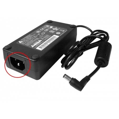 Schwarzer Stromadapter mit angeschlossenem Kabel und Zylinderstecker, wobei die AC-Eingangsbuchse rot eingekreist ist.