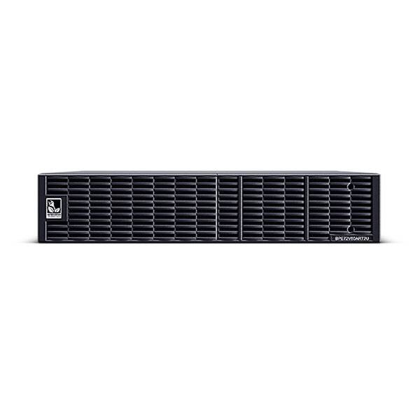 Schwarzes rechteckiges elektronisches Gerät mit einem vorderen Belüftungsgitter und kleinem Logo auf der linken Seite, gezeigt vor weißem Hintergrund.