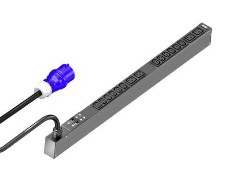 Eine vertikale Stromverteilungseinheit (PDU) mit mehreren C13-Ausgängen und einem blauen Netzstecker, die zur Verwaltung elektrischer Verbindungen in einem Serverrack verwendet wird.