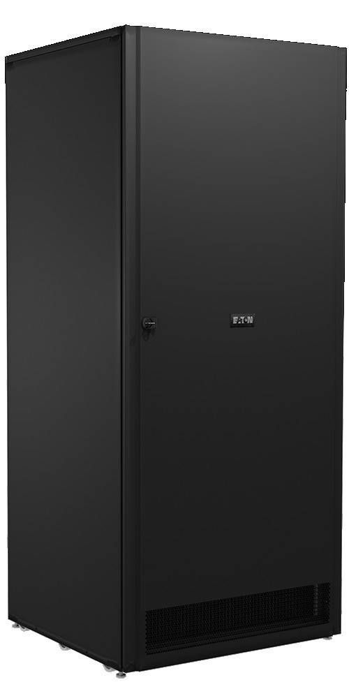 Ein großer, schwarzer Serverrack-Schrank mit einer geschlossenen Tür, versehen mit einem Griff und einem kleinen Etikett, auf dem die Marke 'Eaton' angezeigt wird.