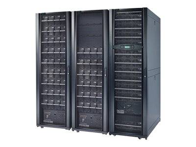 Drei große Server-Racks in einem Rechenzentrum, frontal vor weißem Hintergrund gezeigt.