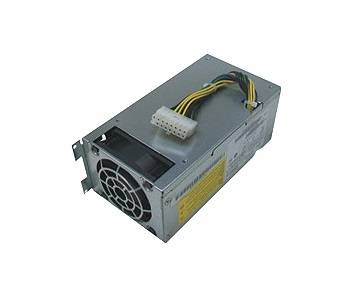 Stromversorgungseinheit des Computers mit angebundenen gebündelten Kabeln und Stecker auf weißem Hintergrund.