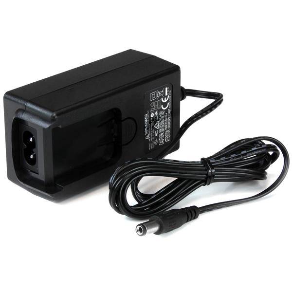 Schwarzer AC-Stromadapter mit angeschlossenem Kabel und Zylinderstecker auf weißem Hintergrund.