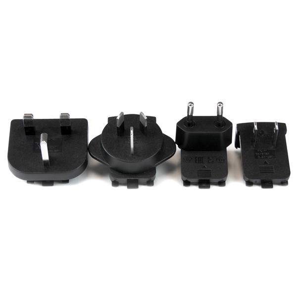Vier austauschbare schwarze internationale Steckeradapter mit unterschiedlichen Stiftstilen nebeneinander auf weißem Hintergrund angeordnet.