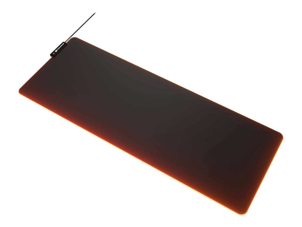 Rechteckiges schwarzes Gaming-Mauspad mit orange-rot leuchtenden Kanten und einer Kabelsteuerung, dargestellt auf weißem Hintergrund.
