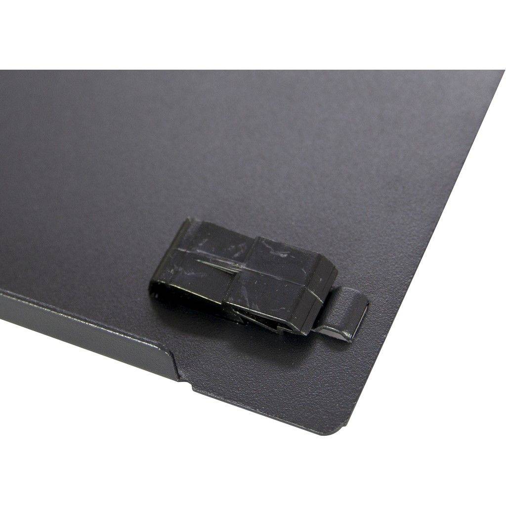 Nahaufnahme einer schwarzen Laptop- oder Tablet-Ecke mit einem kleinen Kunststoffclip, der an der Kante befestigt ist.
