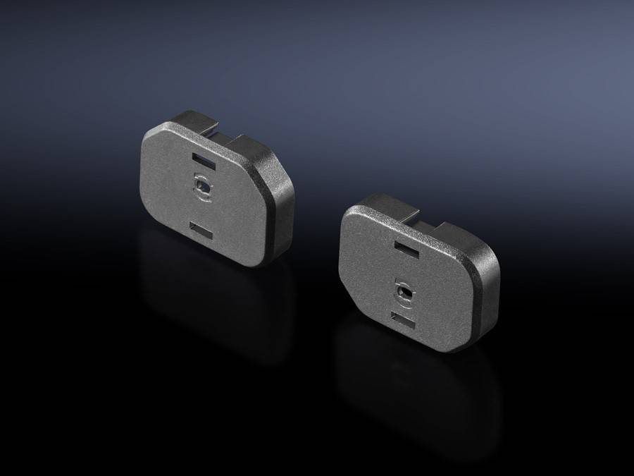 Zwei schwarze magnetische Abdeckungen, entwickelt für Adapter, auf einer schwarzen reflektierenden Oberfläche platziert.