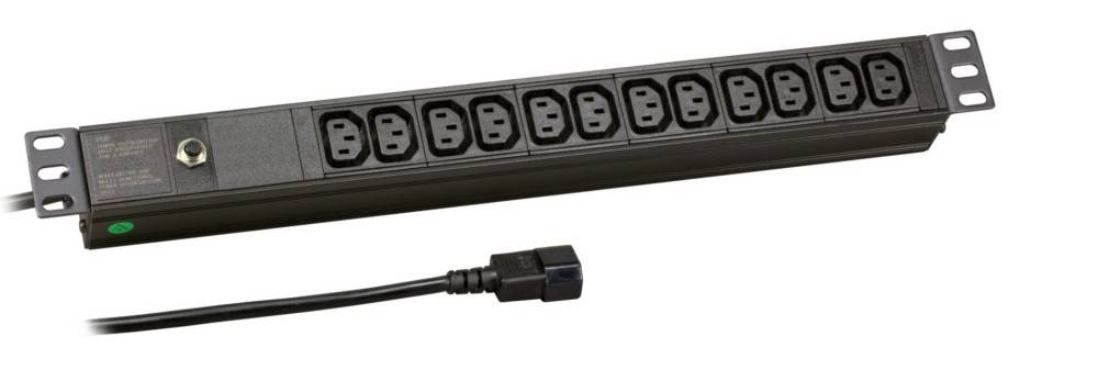 Rack-montierte Stromverteilungseinheit mit mehreren AC-Steckdosen und einem Stromkabelanschluss, dargestellt auf weißem Hintergrund.