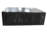 Schwarzes Rack-Mount-Gerät mit belüftetem Frontgitter und kleinen Statusleuchten auf der rechten Seite, vor weißem Hintergrund dargestellt.