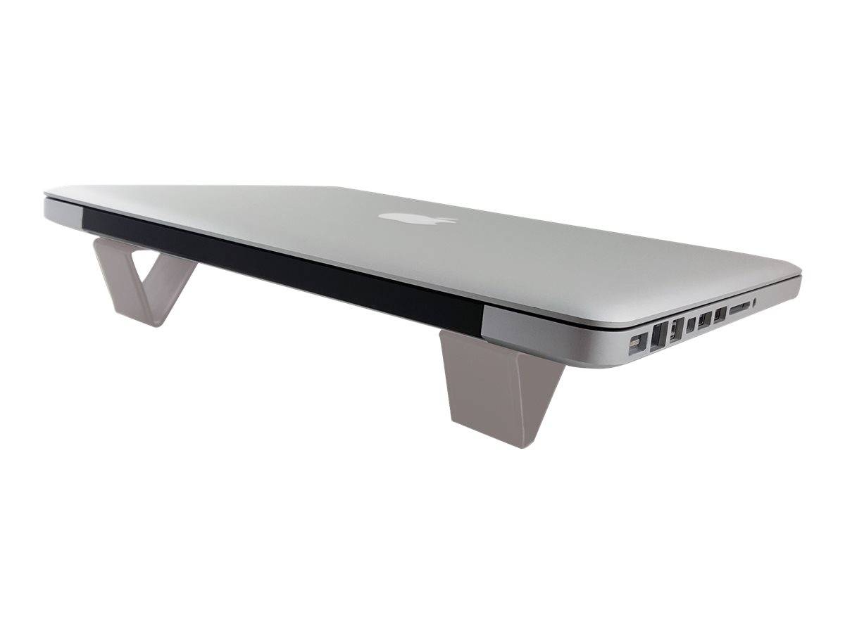 Silberner Laptop auf zwei Ständern erhöht, zeigt seitliche Anschlüsse und geschlossenen Deckel vor weißem Hintergrund.