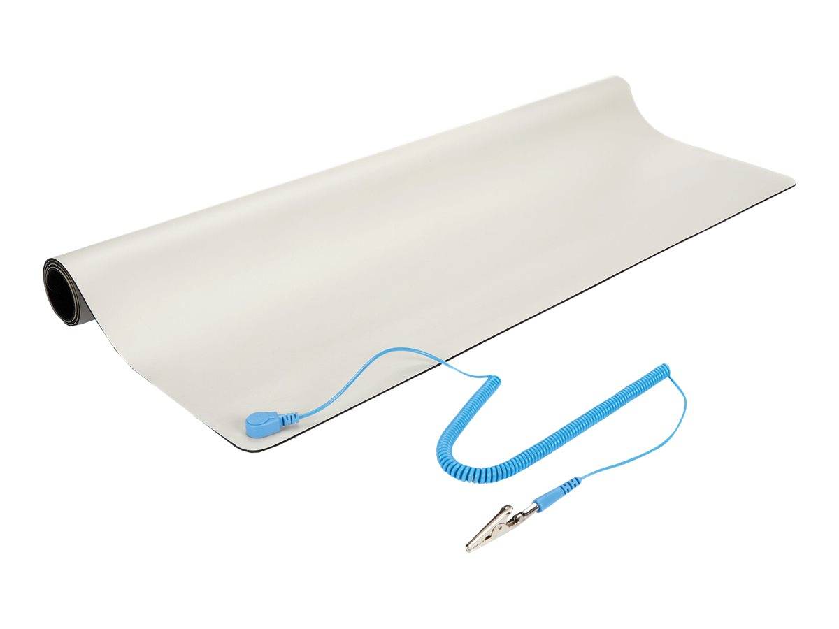 Weiße antistatische Matte mit blauem aufgerolltem Erdungskabel und Krokodilklemme auf neutralem Hintergrund.