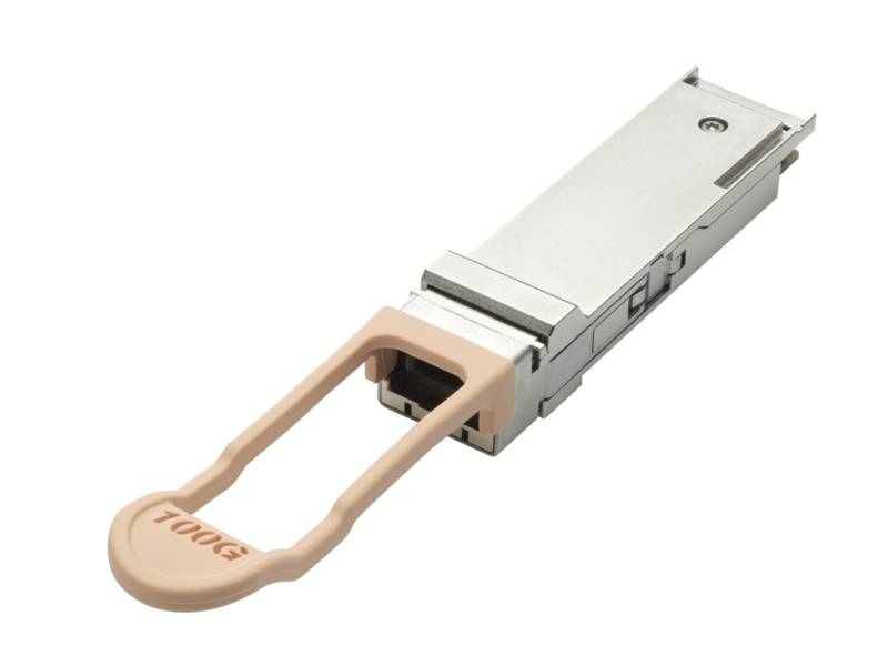 Kleines Metallmodul für Elektronik mit beigefarbenem Zuglasche-Umhängeband angebracht, gezeigt auf weißem Hintergrund.