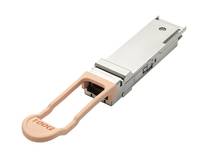 Ein kleines Metall-Optiktransceiver-Modul mit einem beigen Griff zum Einsetzen und Entnehmen aus einem Gerät.