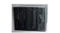 Silberserver oder Speicher-Chassis mit vier schwarzen Frontmodulen und einem belüfteten Seitenpanel auf einfachem Hintergrund